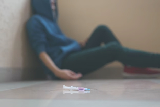 мужчина сидит на полу